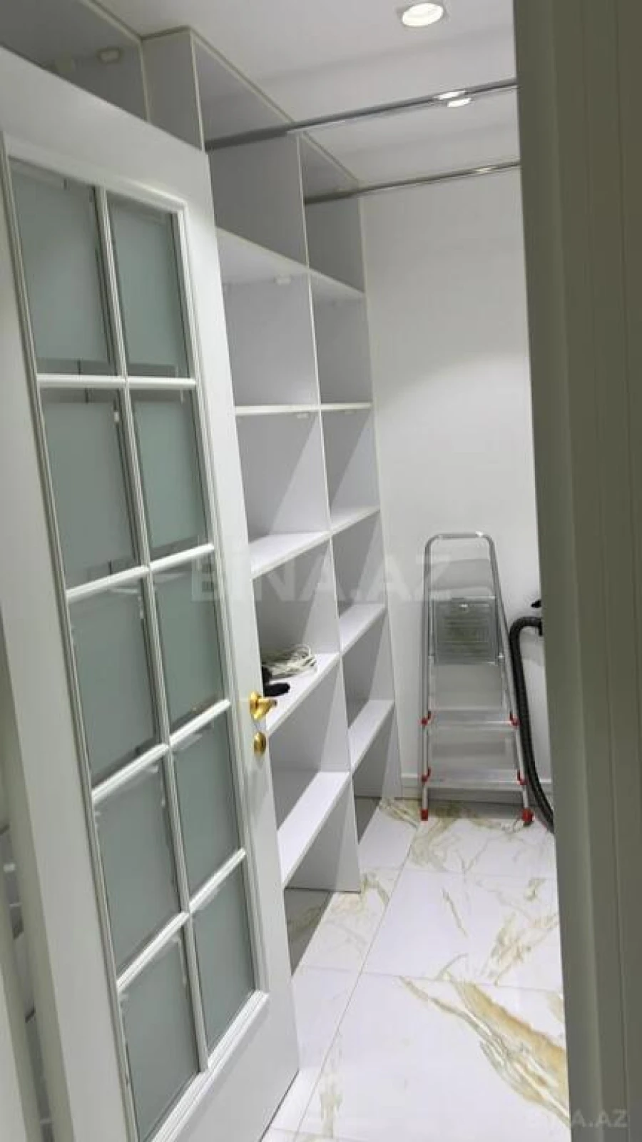 Kirayə verilir 6 otaqlı mənzil 400 m²