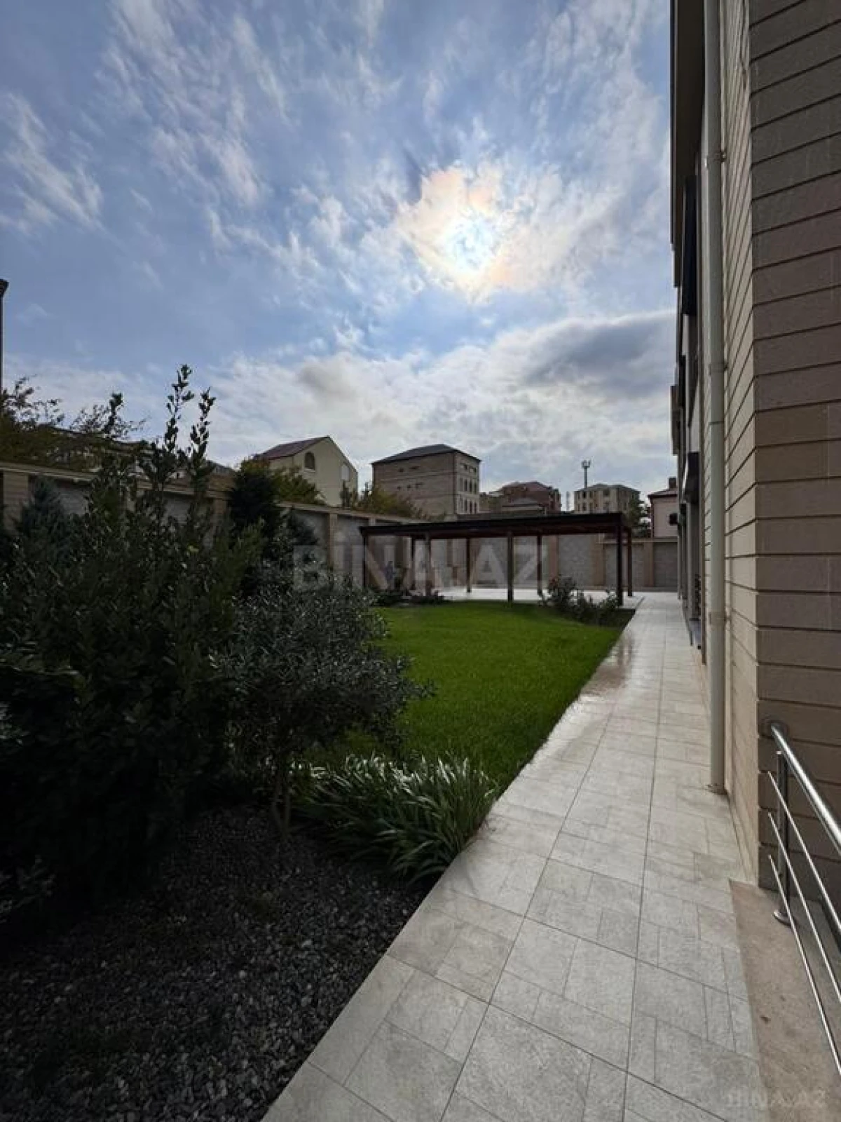 Satılır 10 otaqlı həyət evi 1100 m²