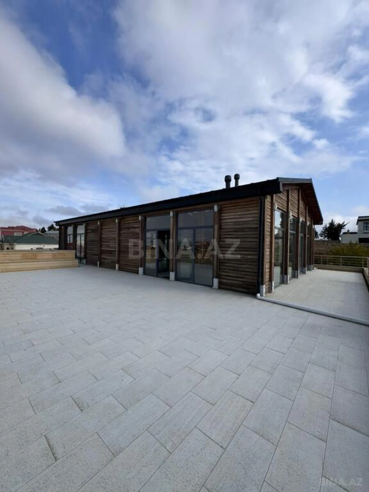 Satılır 10 otaqlı həyət evi 1100 m²