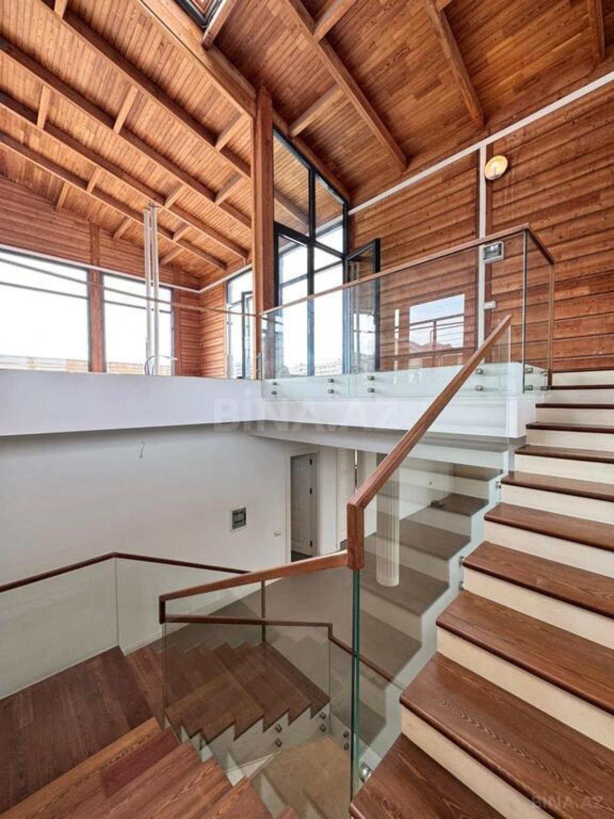 Satılır 10 otaqlı həyət evi 1100 m²