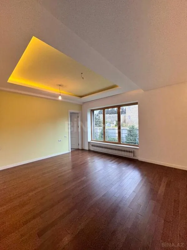Satılır 10 otaqlı həyət evi 1100 m²