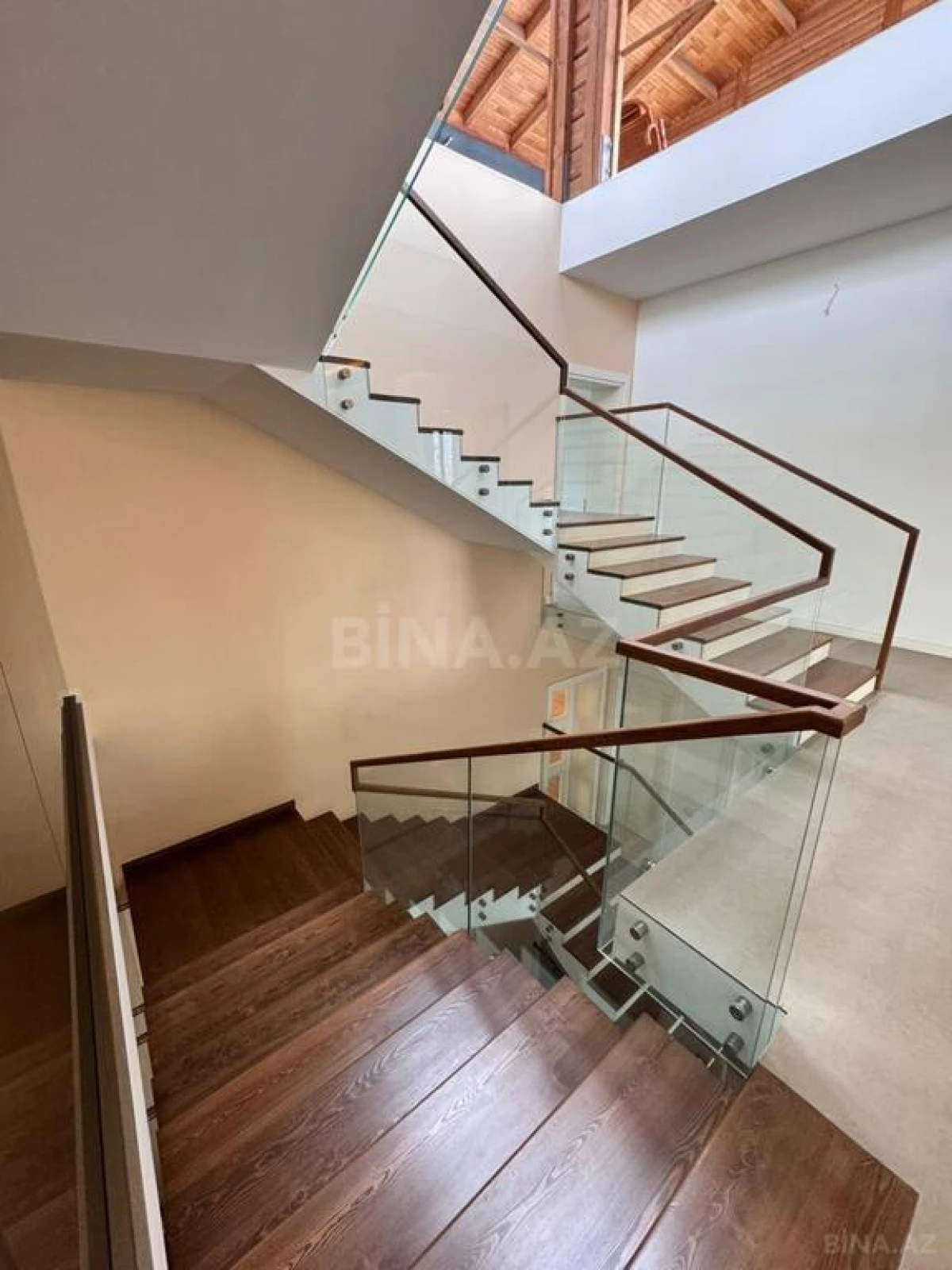 Satılır 10 otaqlı həyət evi 1100 m²