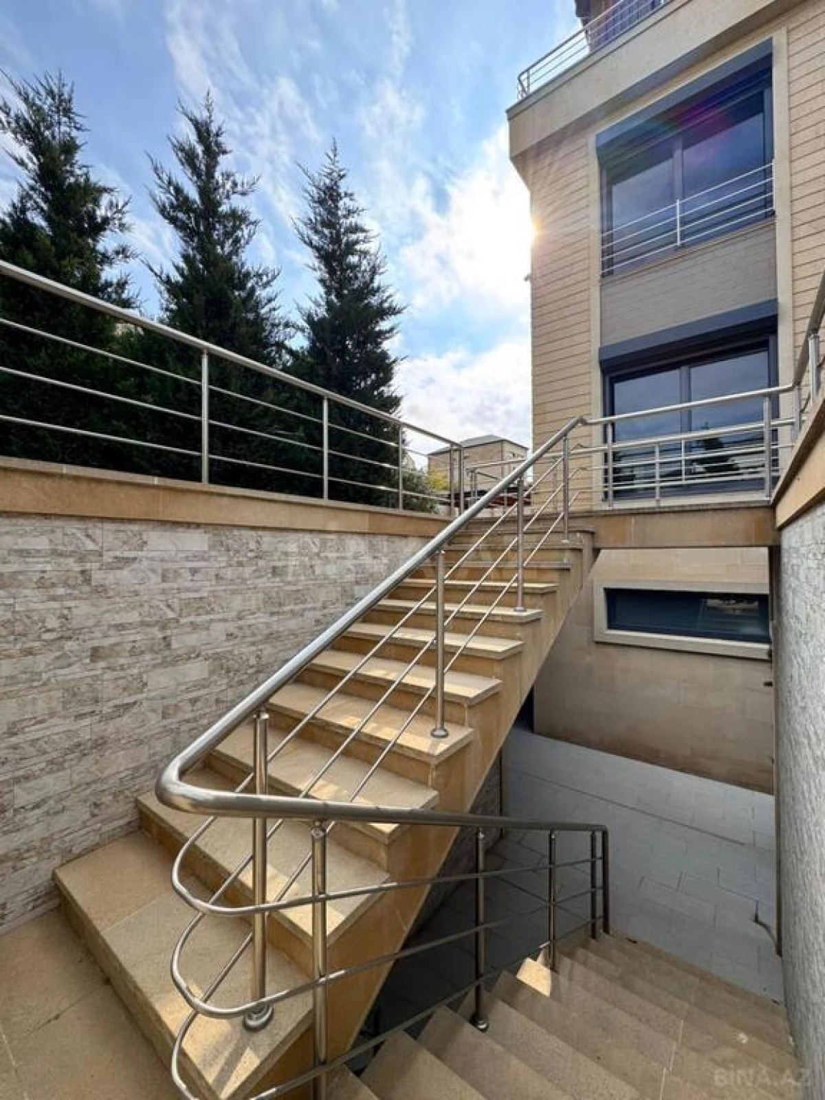 Satılır 10 otaqlı həyət evi 1100 m²