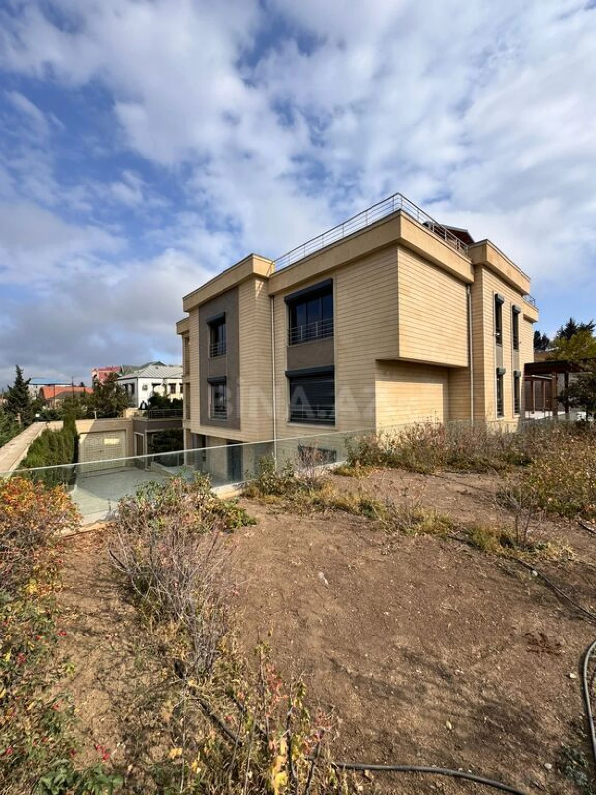 Satılır 11 otaqlı həyət evi 1400 m²