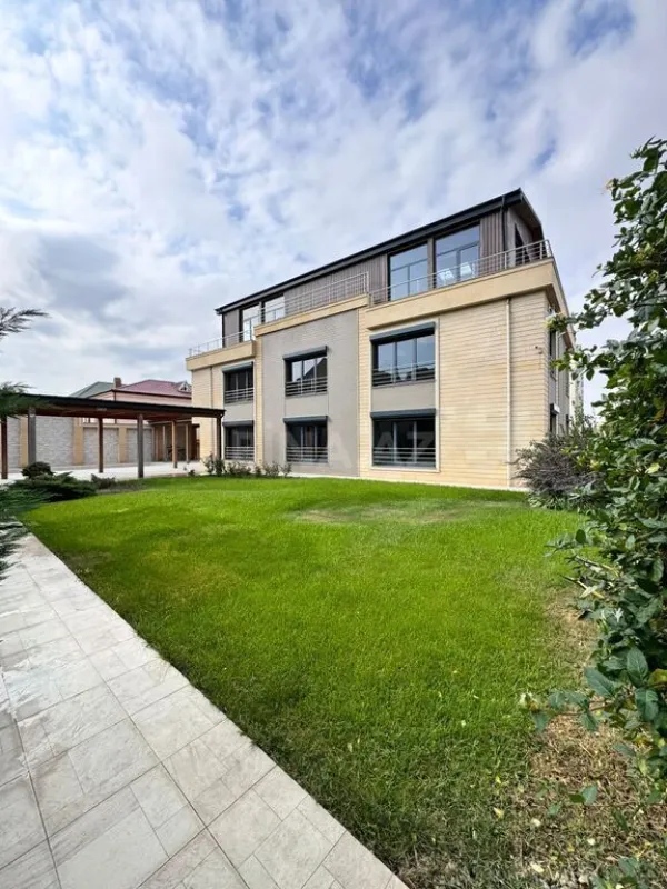 Satılır 11 otaqlı həyət evi 1400 m²