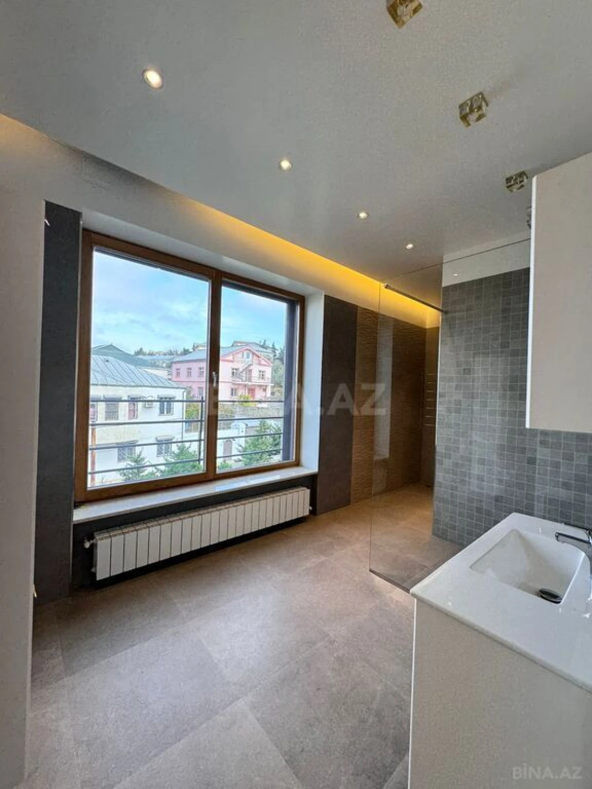 Satılır 11 otaqlı həyət evi 1400 m²