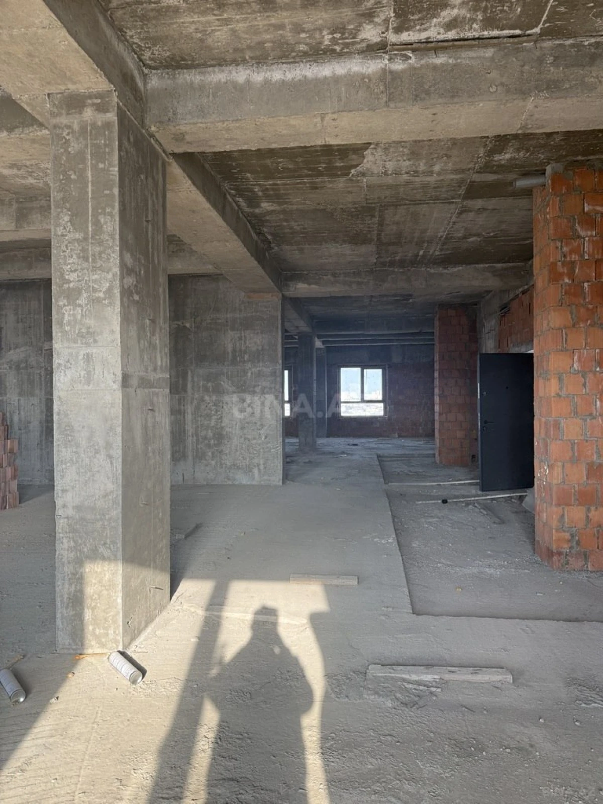 Satılır 6 otaqlı mənzil 290 m²