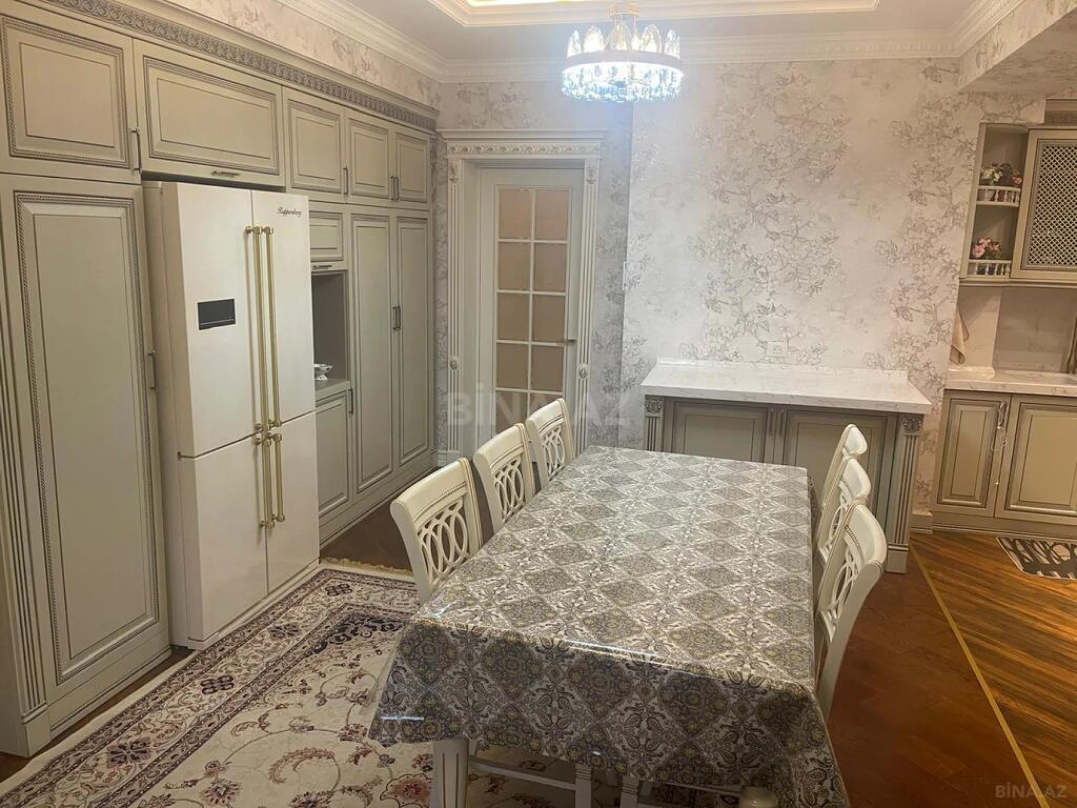 Satılır 5 otaqlı mənzil 300 m²