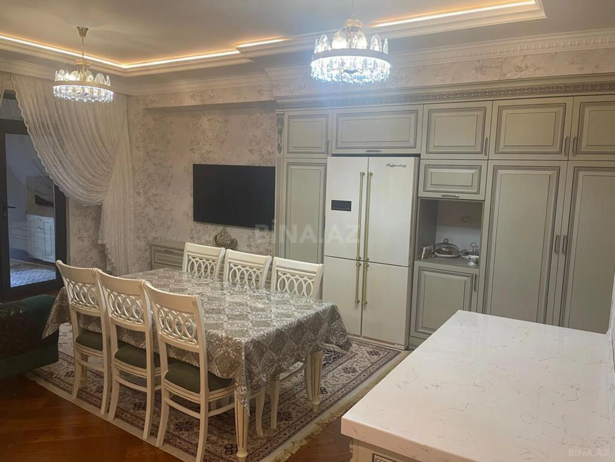 Satılır 5 otaqlı mənzil 300 m²