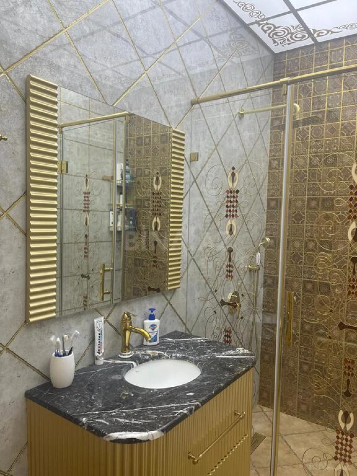 Satılır 5 otaqlı mənzil 300 m²