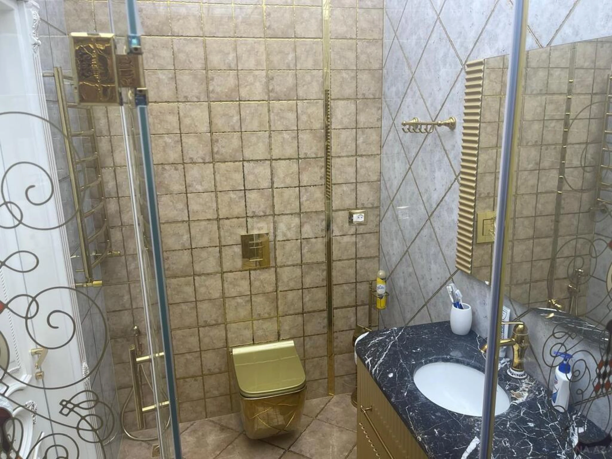Satılır 5 otaqlı mənzil 300 m²