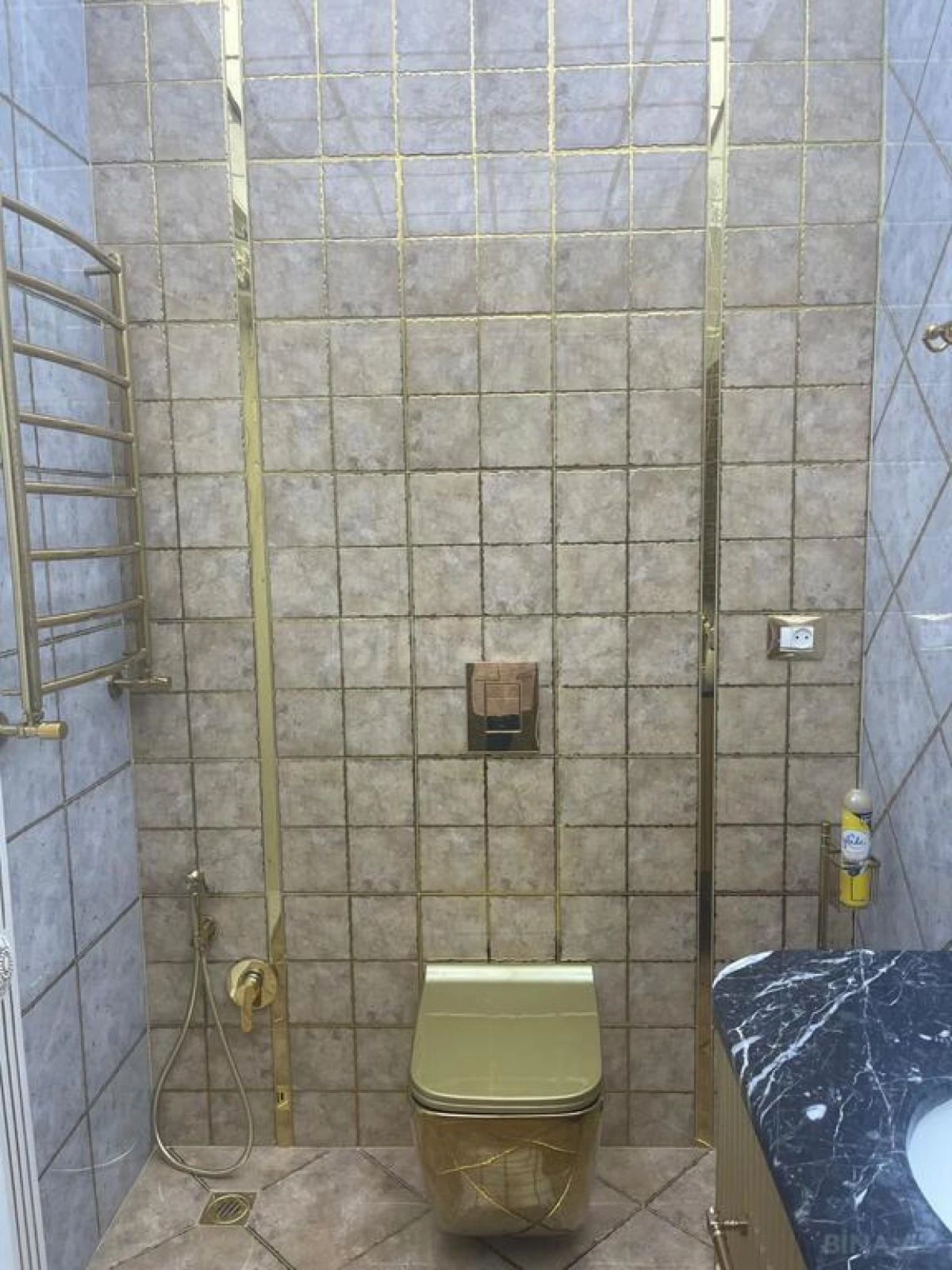 Satılır 5 otaqlı mənzil 300 m²
