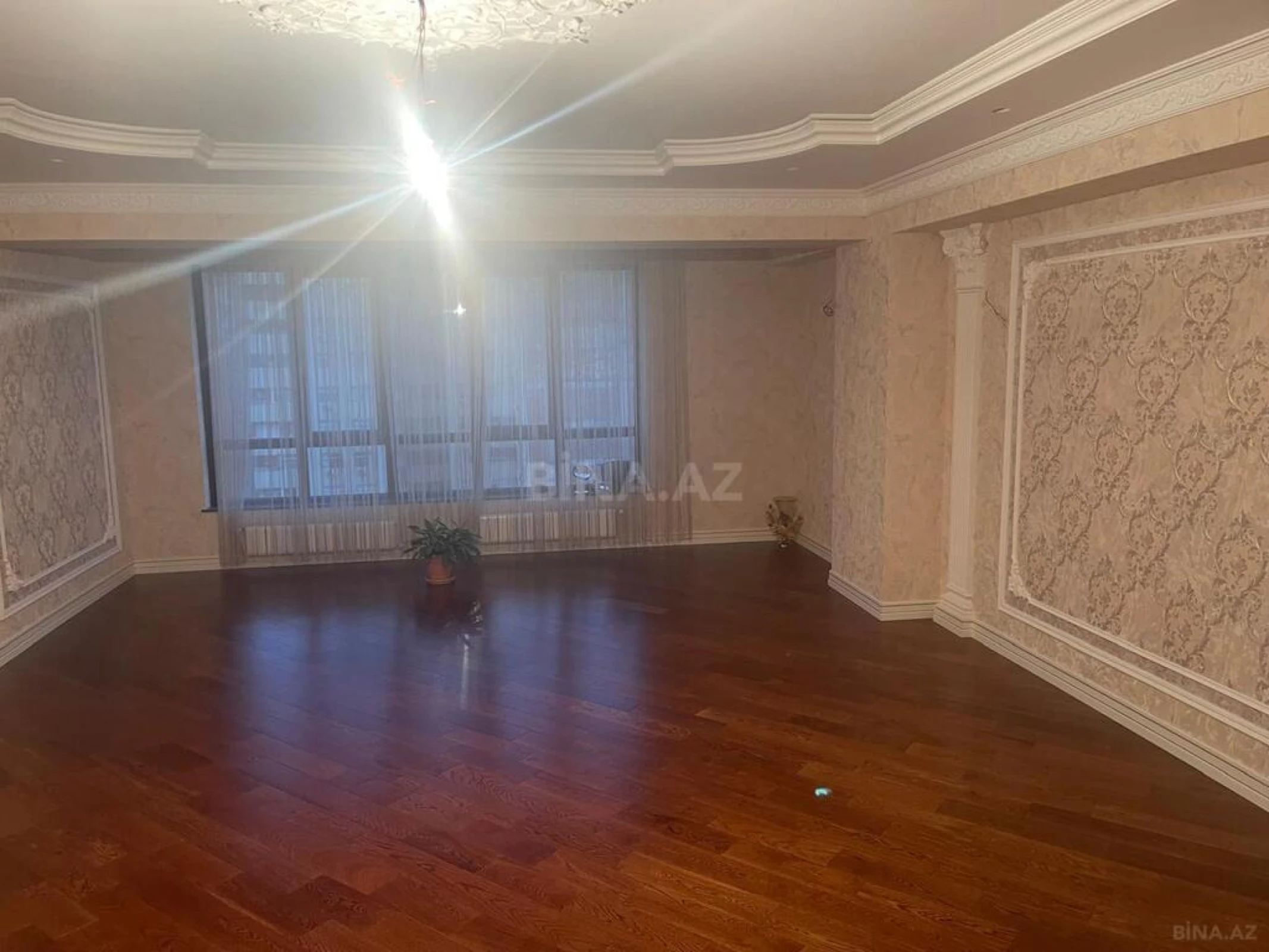 Satılır 5 otaqlı mənzil 300 m²