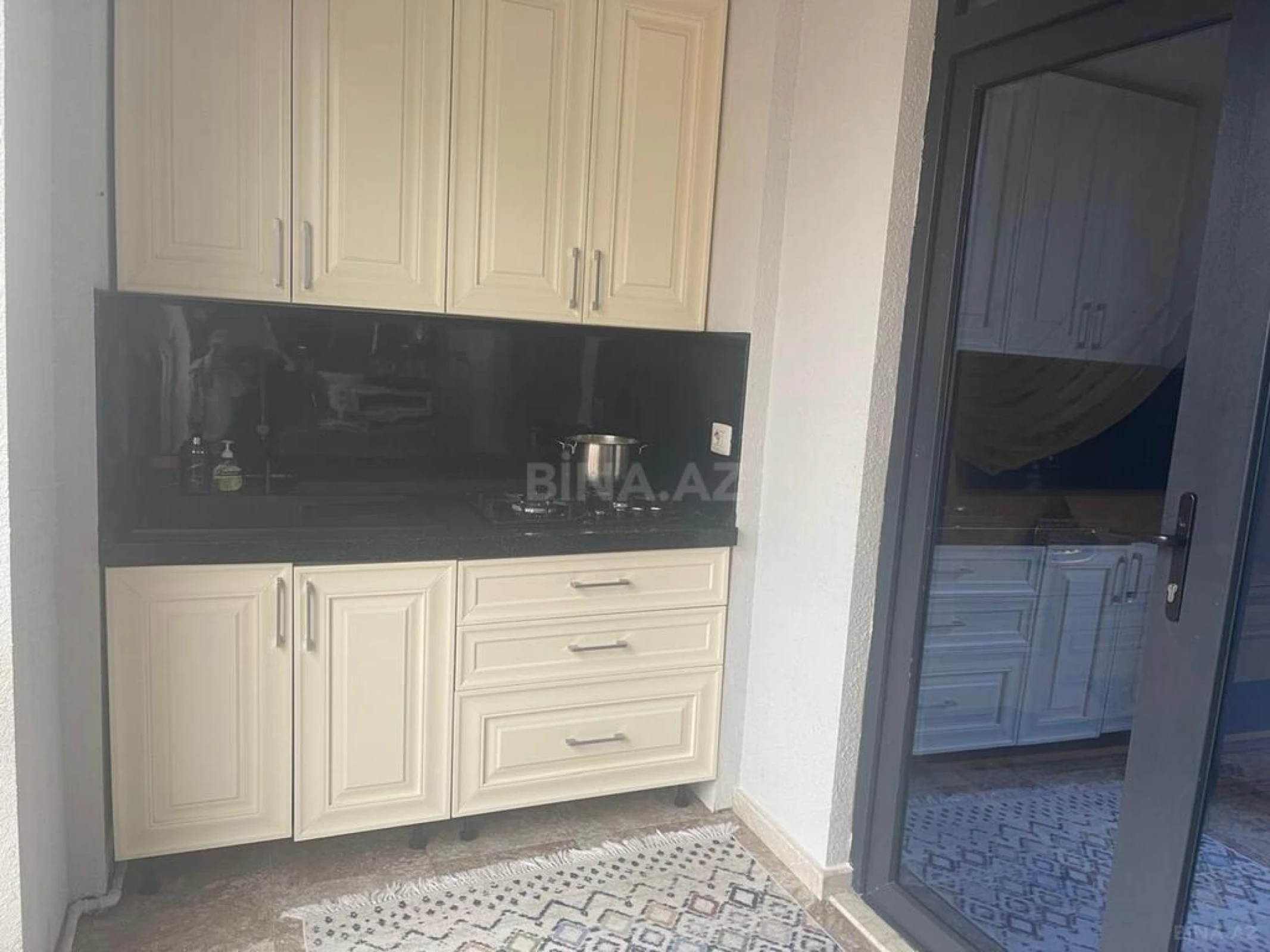 Satılır 5 otaqlı mənzil 300 m²