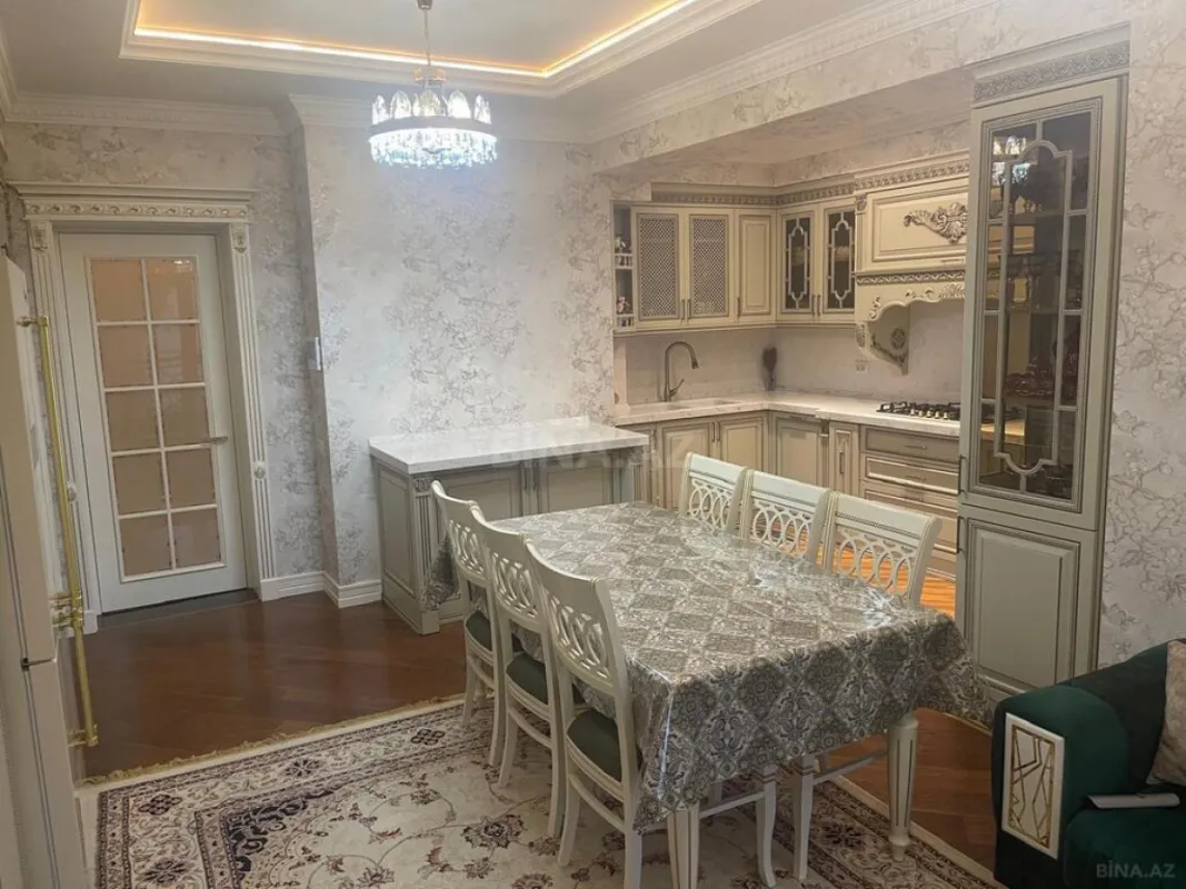 Satılır 5 otaqlı mənzil 300 m²