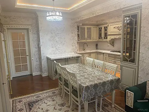 Satılır 5 otaqlı mənzil 300 m²