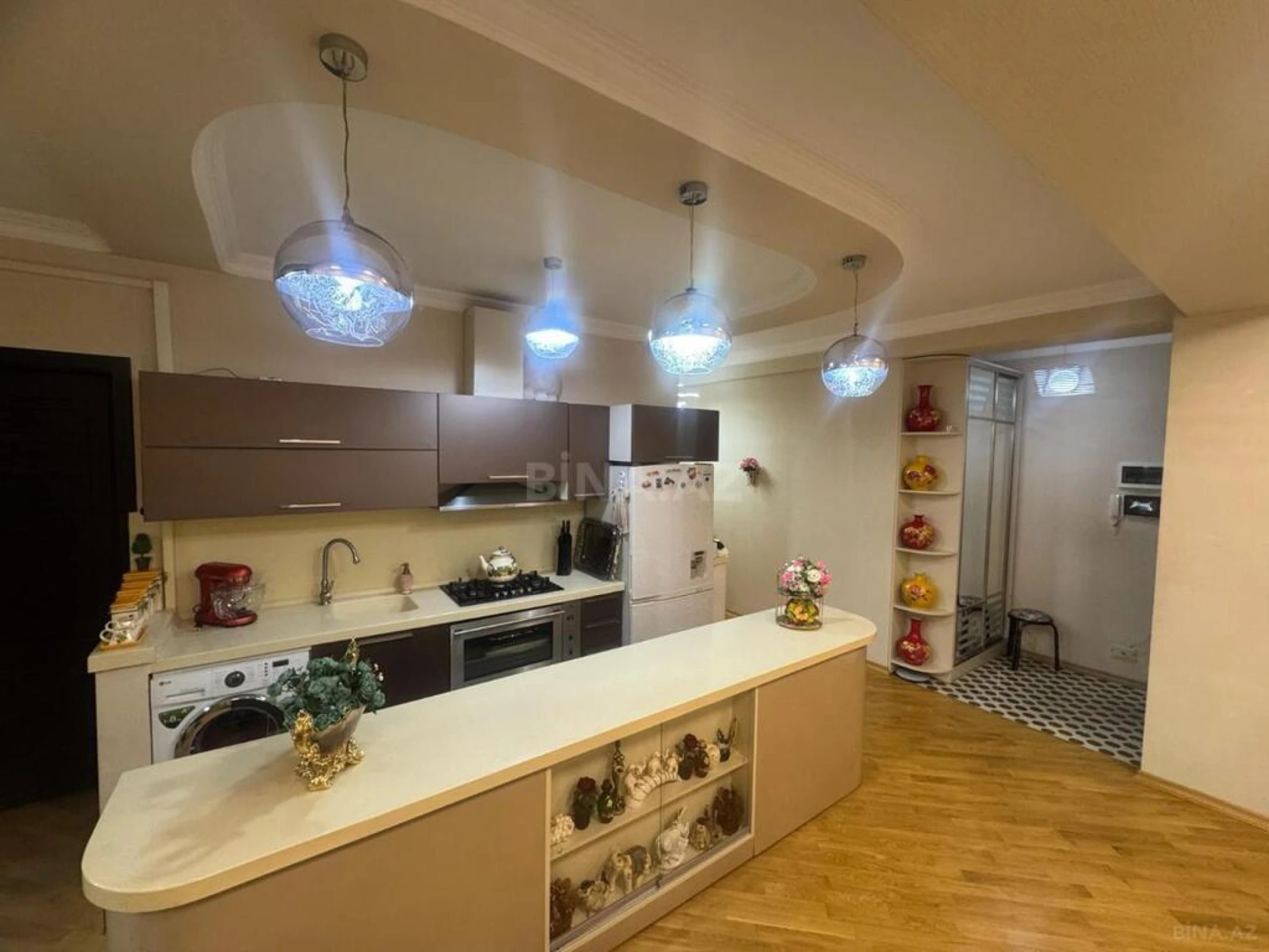 Satılır 4 otaqlı mənzil 201 m²