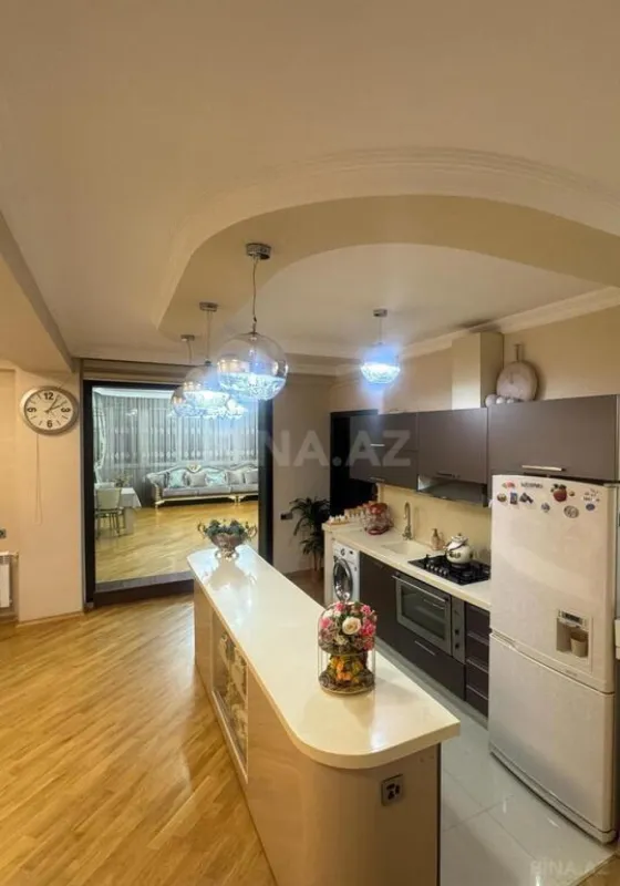 Satılır 4 otaqlı mənzil 201 m²