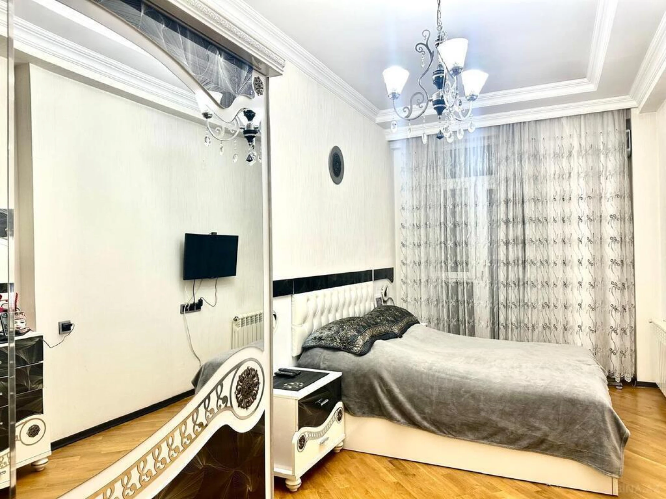 Satılır 4 otaqlı mənzil 201 m²