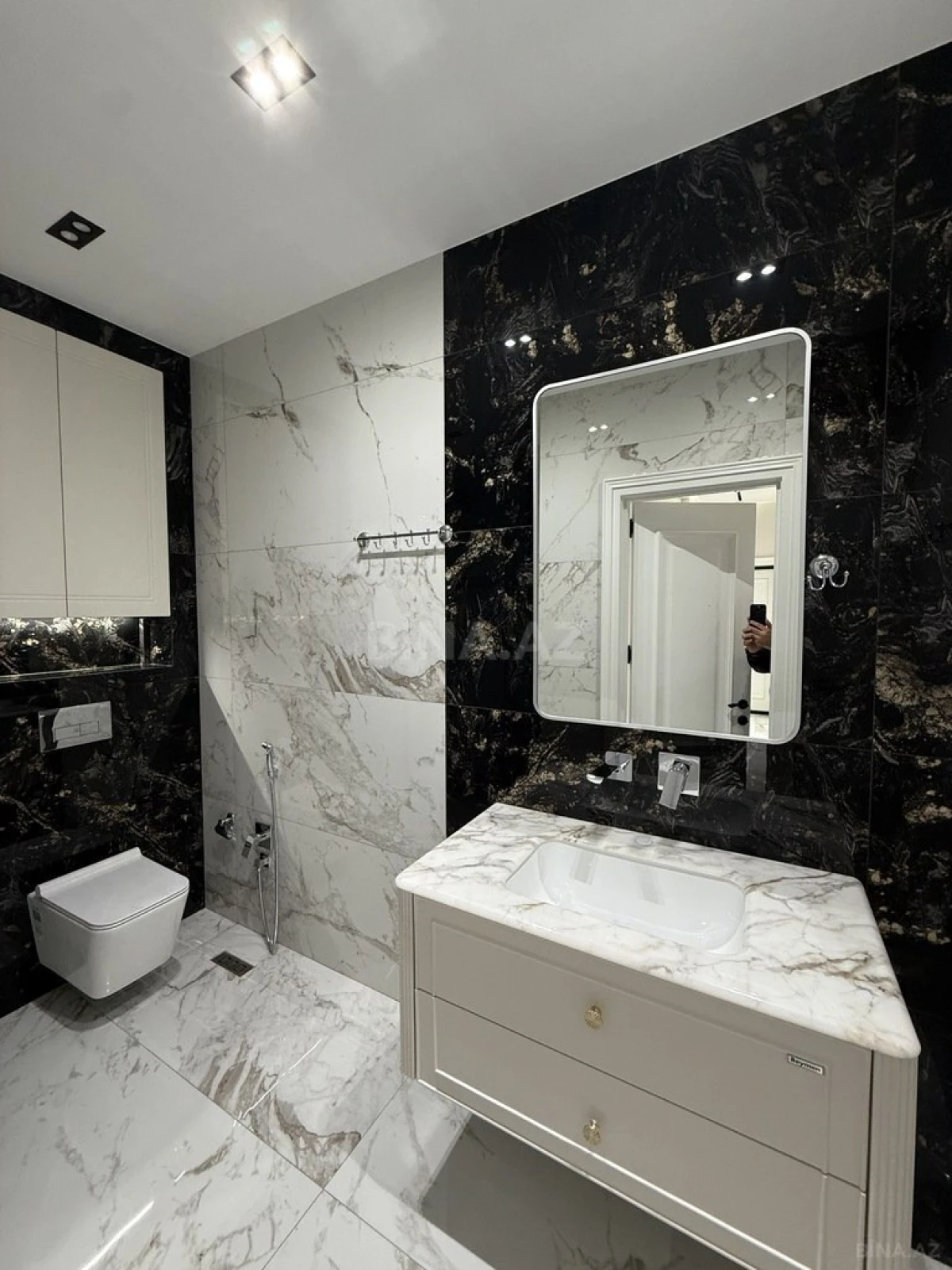 Satılır 2 otaqlı mənzil 86 m²