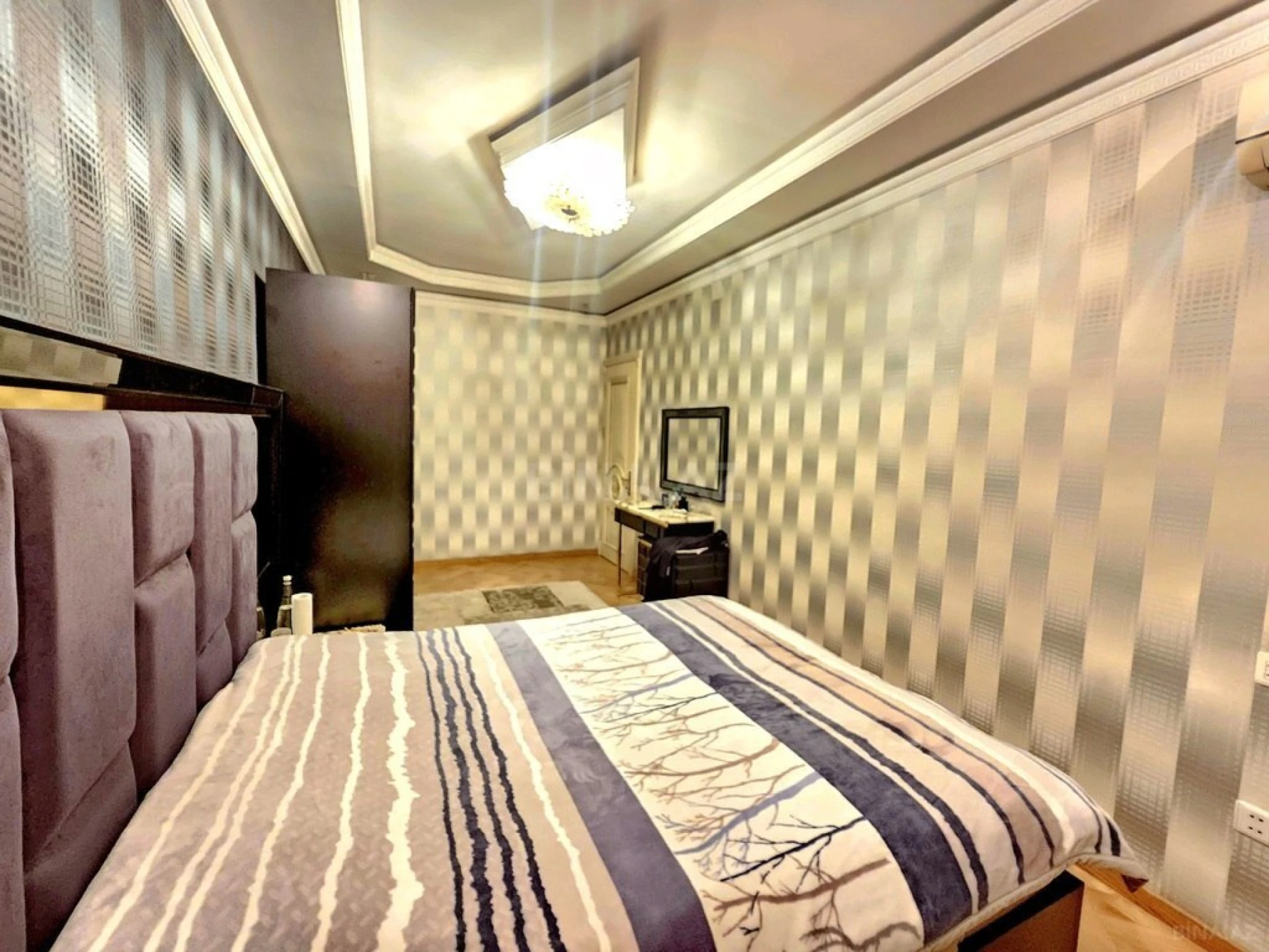 Satılır 4 otaqlı mənzil 190 m²