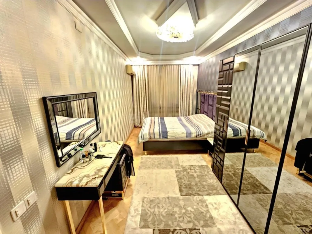 Satılır 4 otaqlı mənzil 190 m²