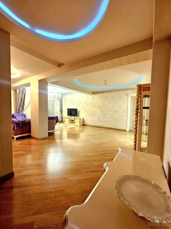 Satılır 4 otaqlı mənzil 190 m²