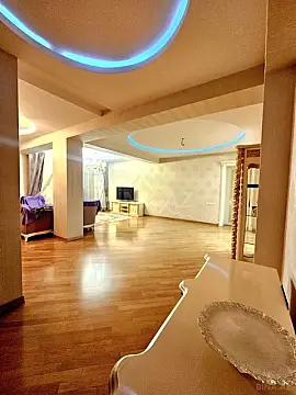 Satılır 4 otaqlı mənzil 190 m²