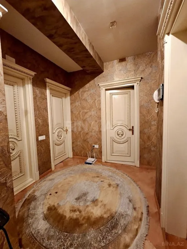 Satılır 4 otaqlı mənzil 190 m²