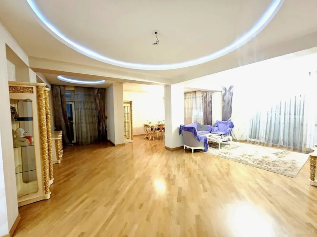 Satılır 4 otaqlı mənzil 190 m²