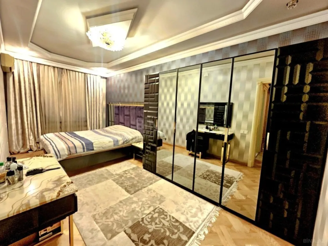 Satılır 4 otaqlı mənzil 190 m²