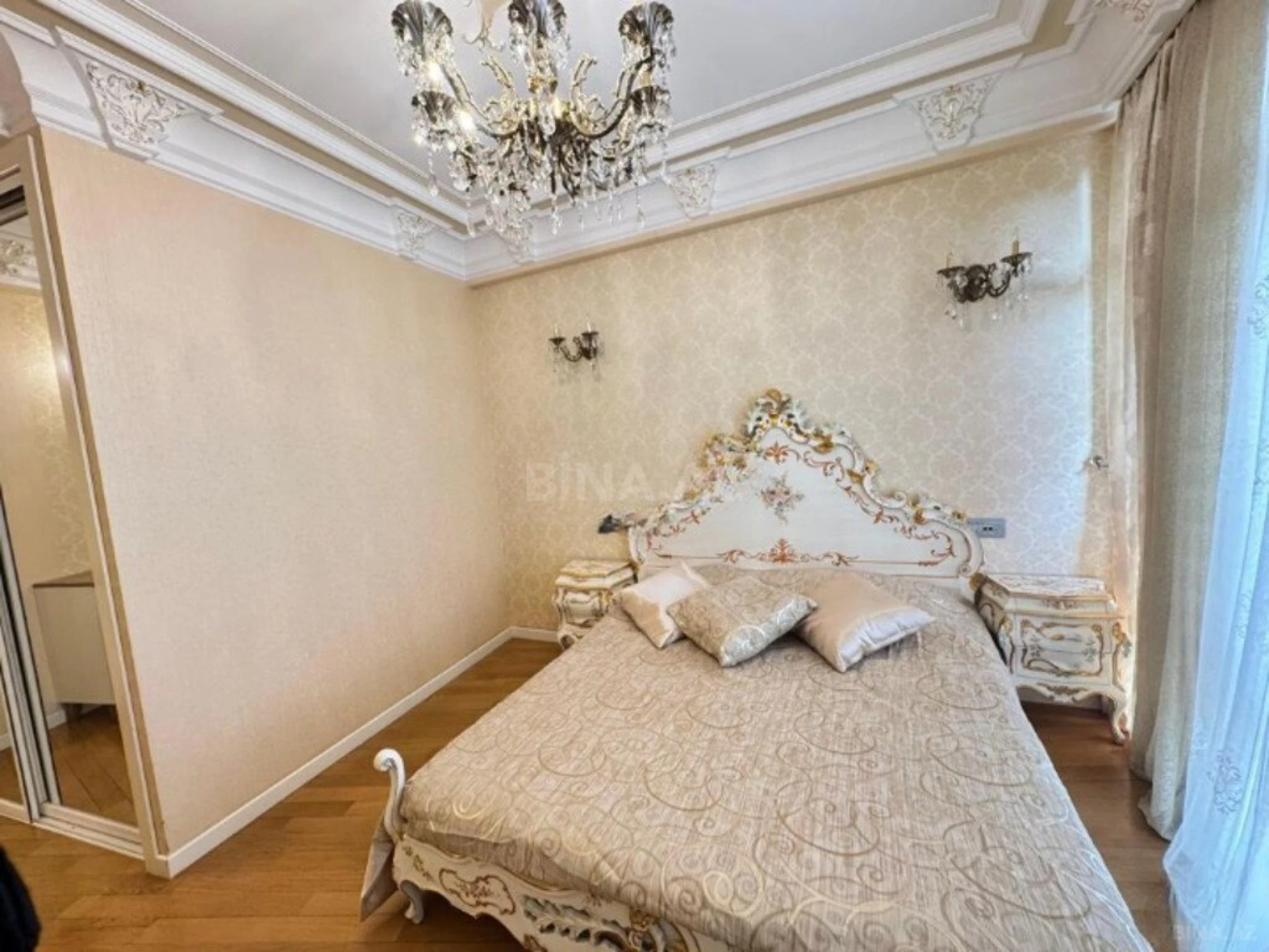 Satılır 4 otaqlı mənzil 198 m²