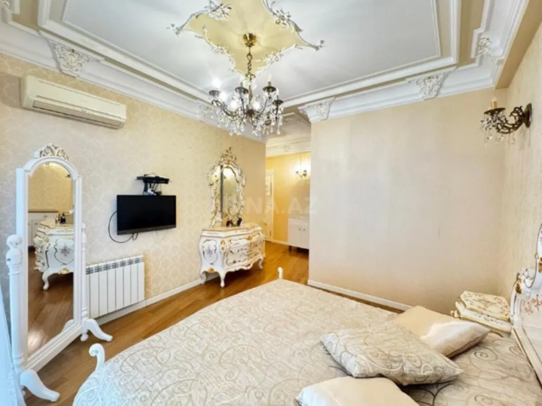 Satılır 4 otaqlı mənzil 198 m²