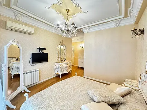 Satılır 4 otaqlı mənzil 198 m²