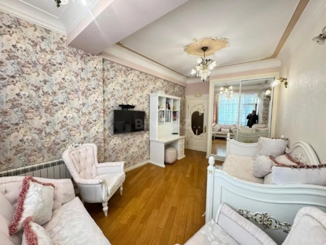 Satılır 4 otaqlı mənzil 198 m²