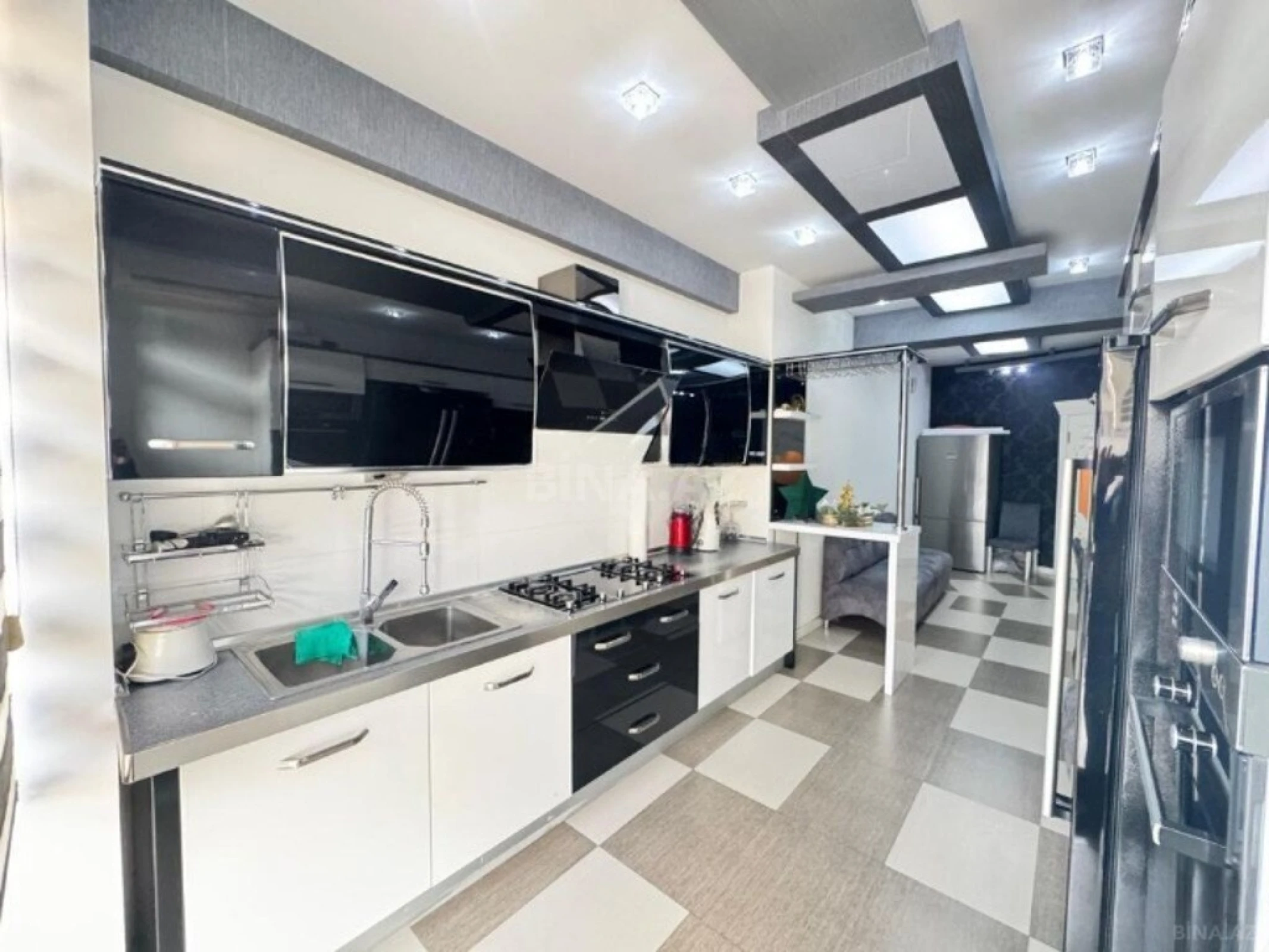 Satılır 4 otaqlı mənzil 198 m²