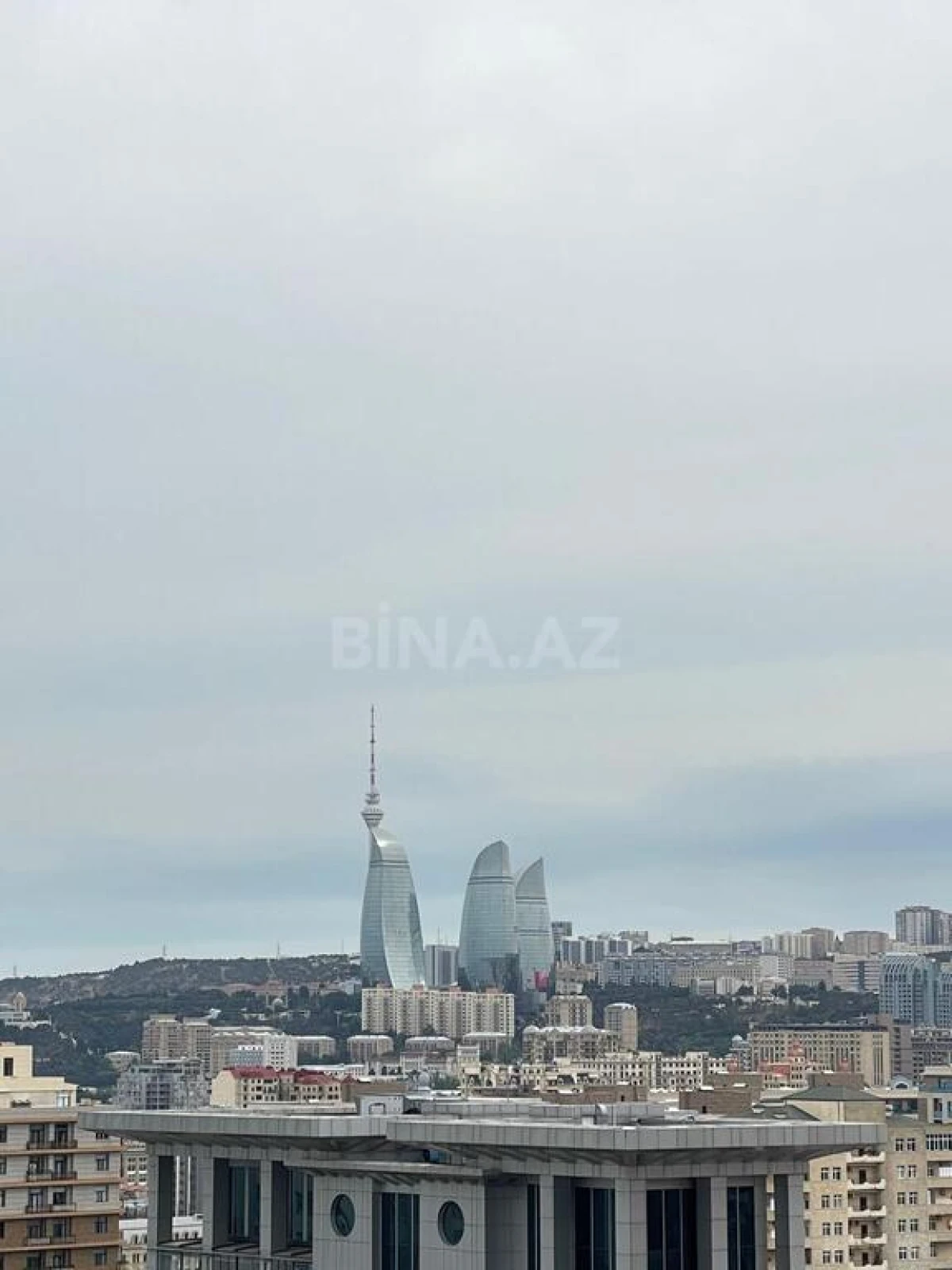 Satılır 3 otaqlı mənzil 125 m²