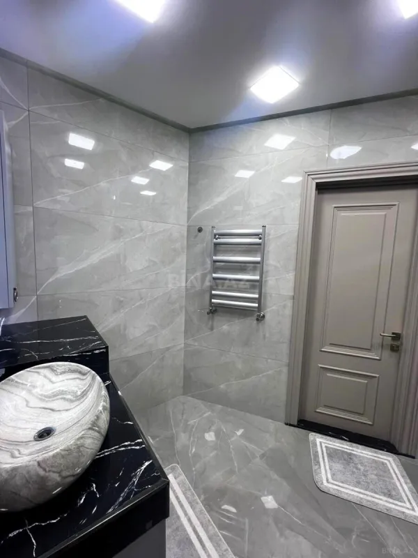 Satılır 3 otaqlı mənzil 136 m²