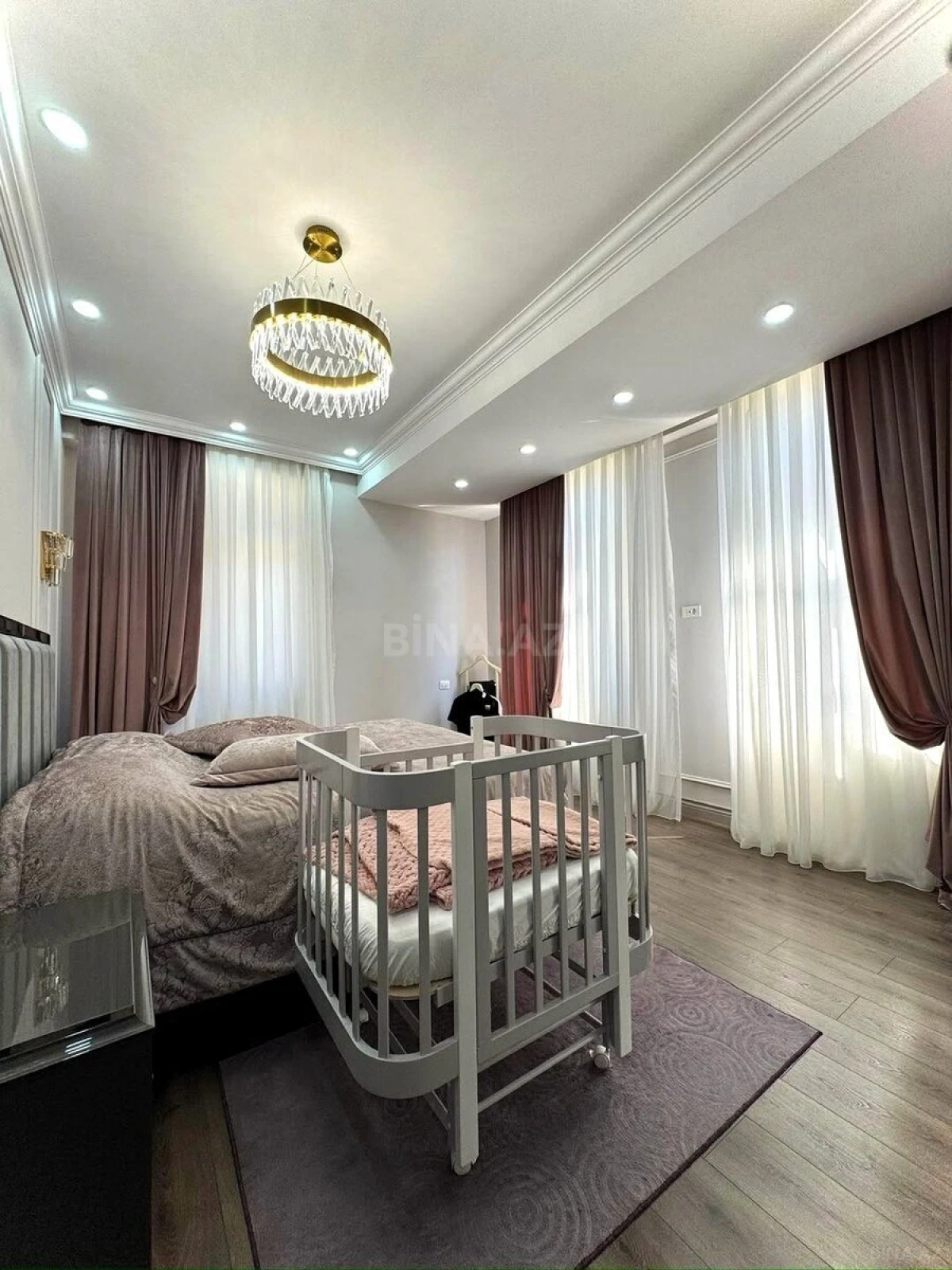 Satılır 3 otaqlı mənzil 136 m²