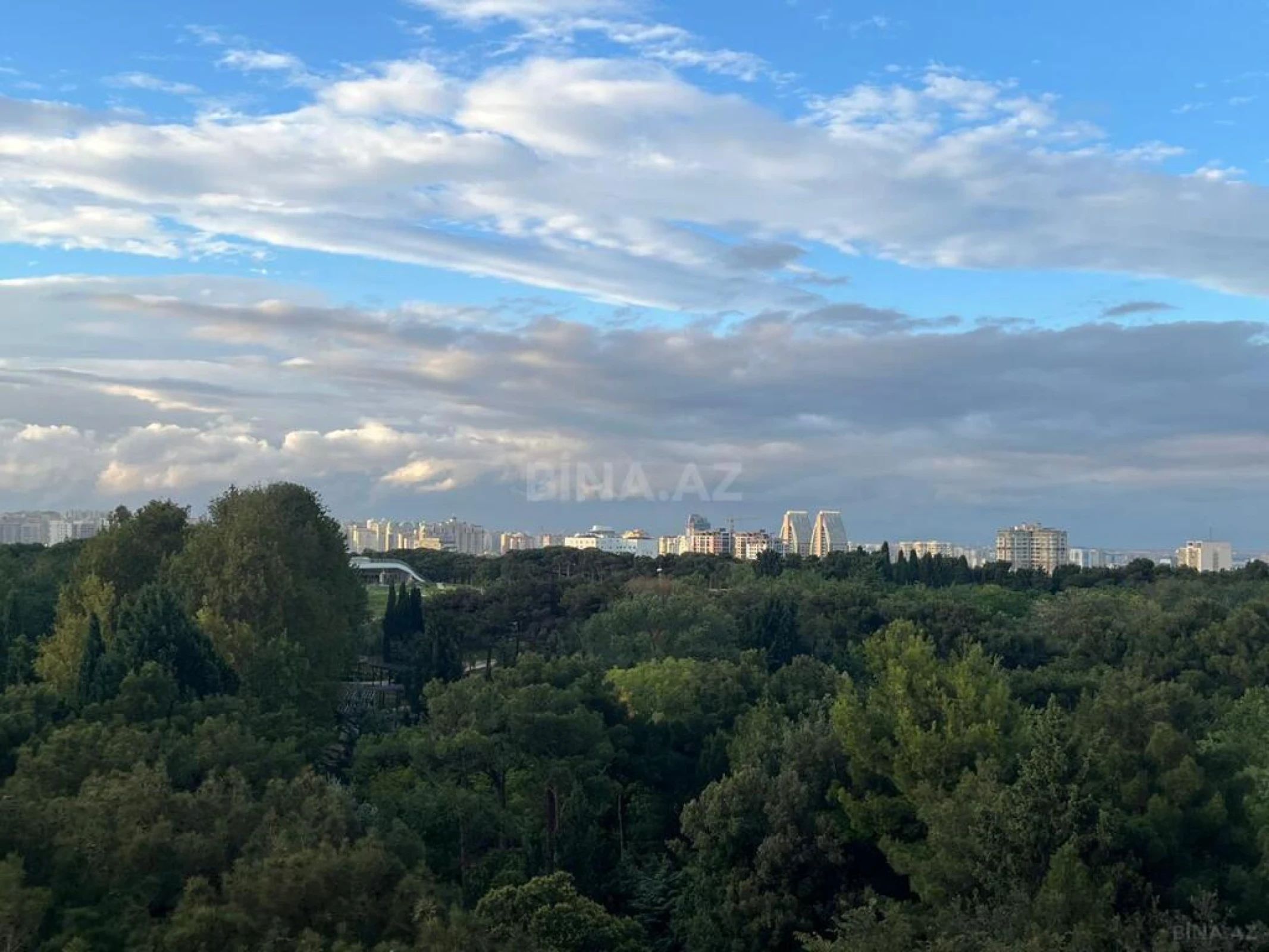 Satılır 3 otaqlı mənzil 137 m²