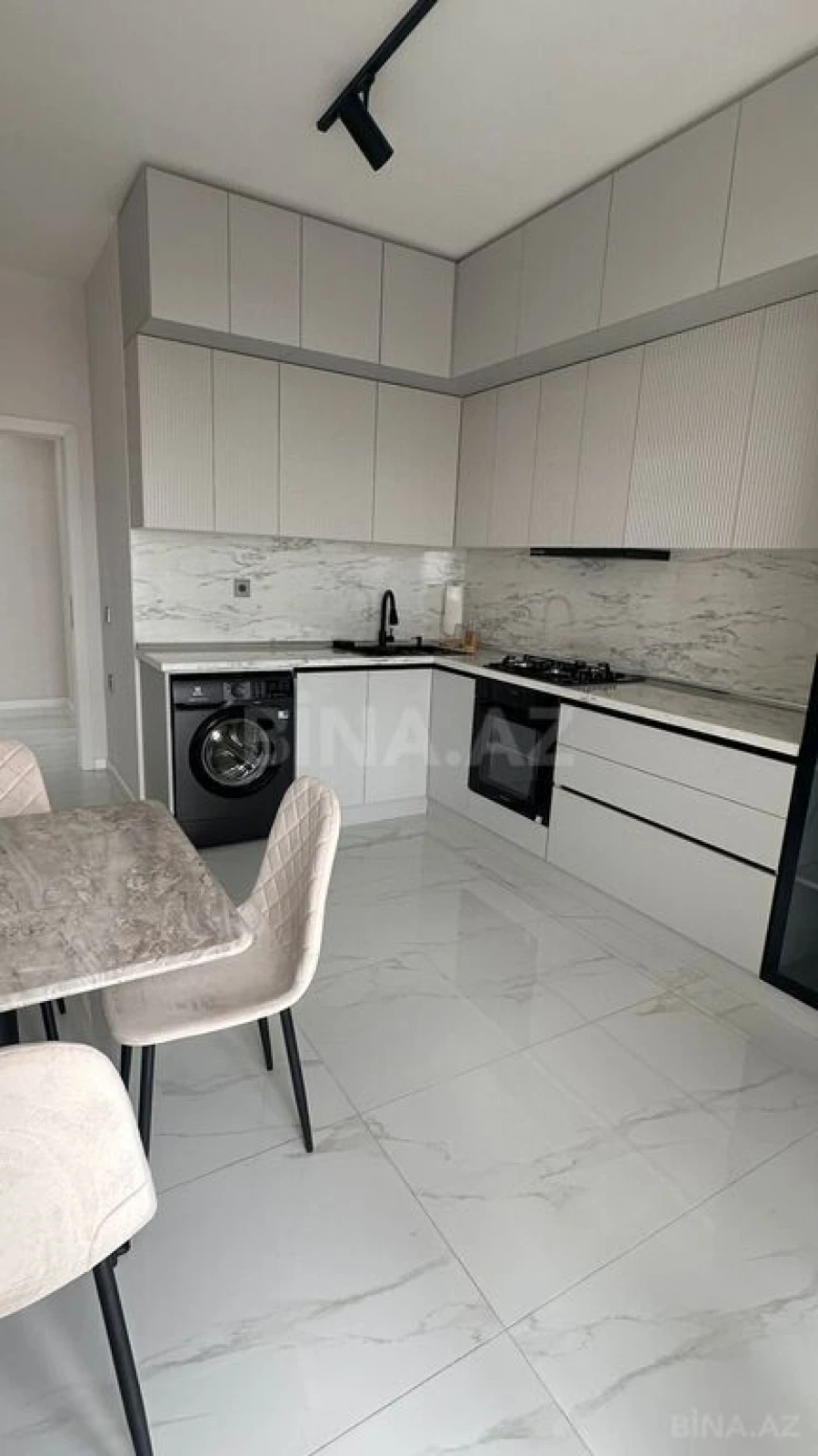 Kirayə verilir 2 otaqlı mənzil 105 m²