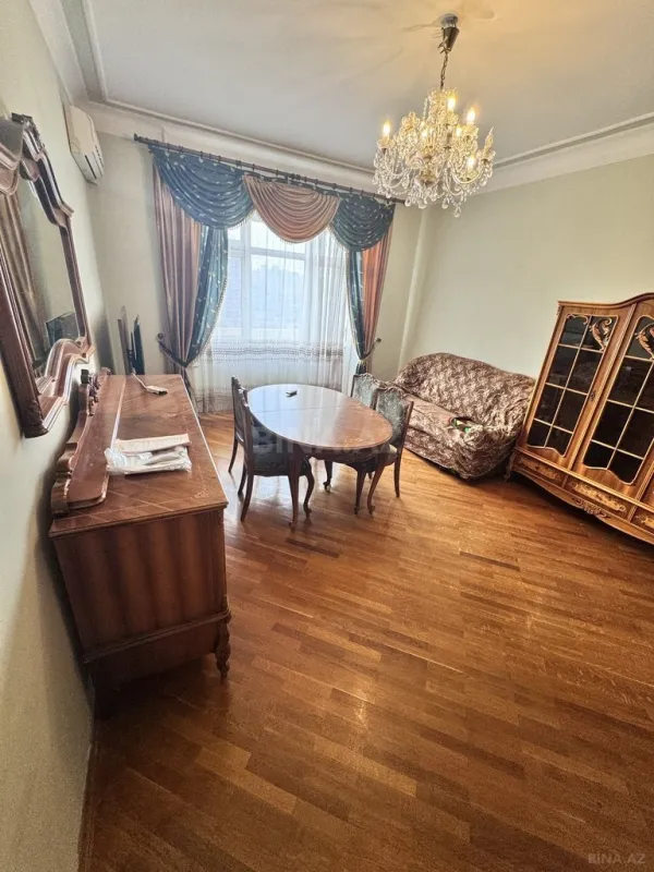 Satılır 2 otaqlı mənzil 83 m²