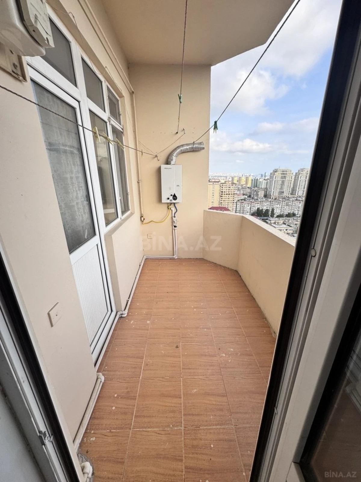 Satılır 2 otaqlı mənzil 83 m²