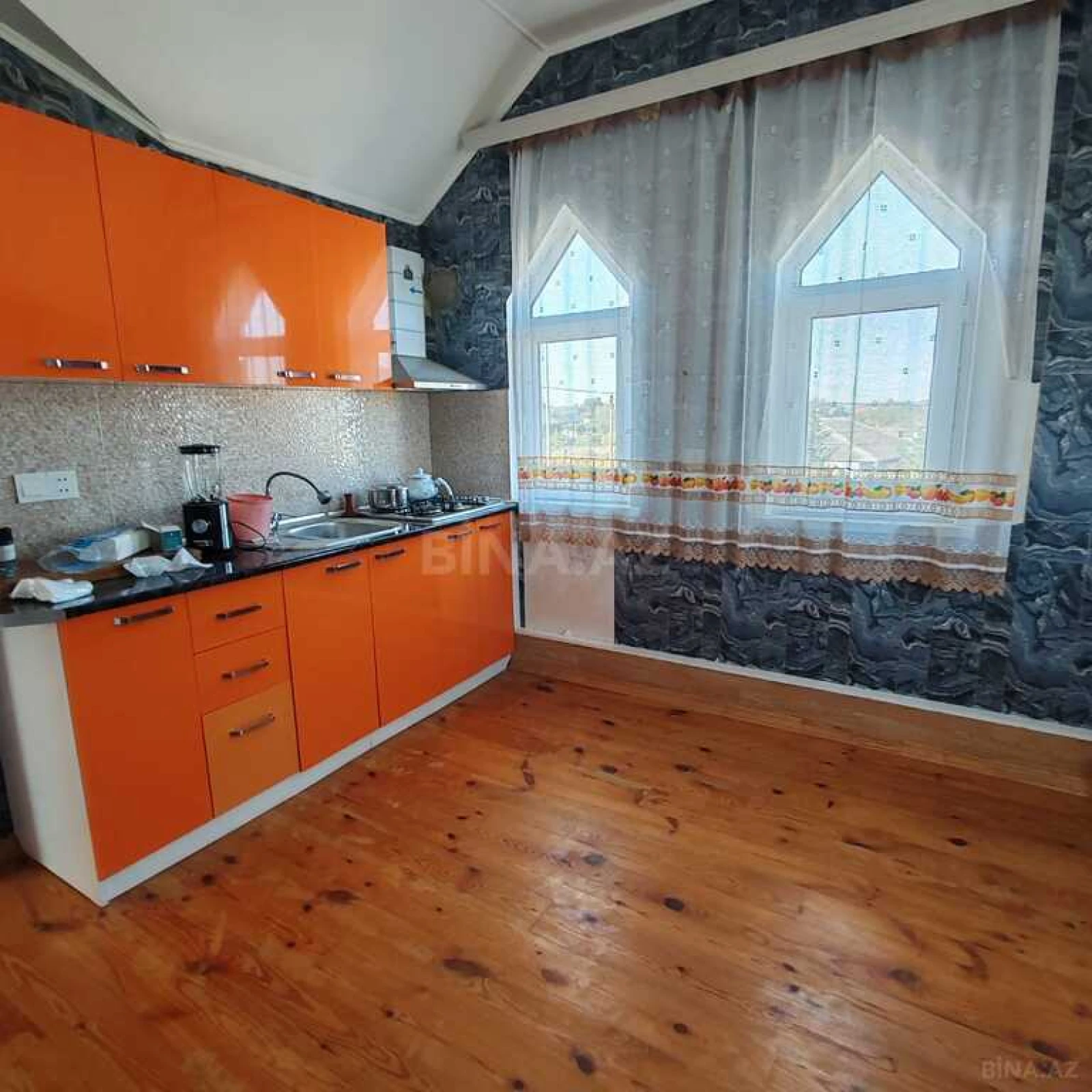 Satılır 7 otaqlı həyət evi 200 m²