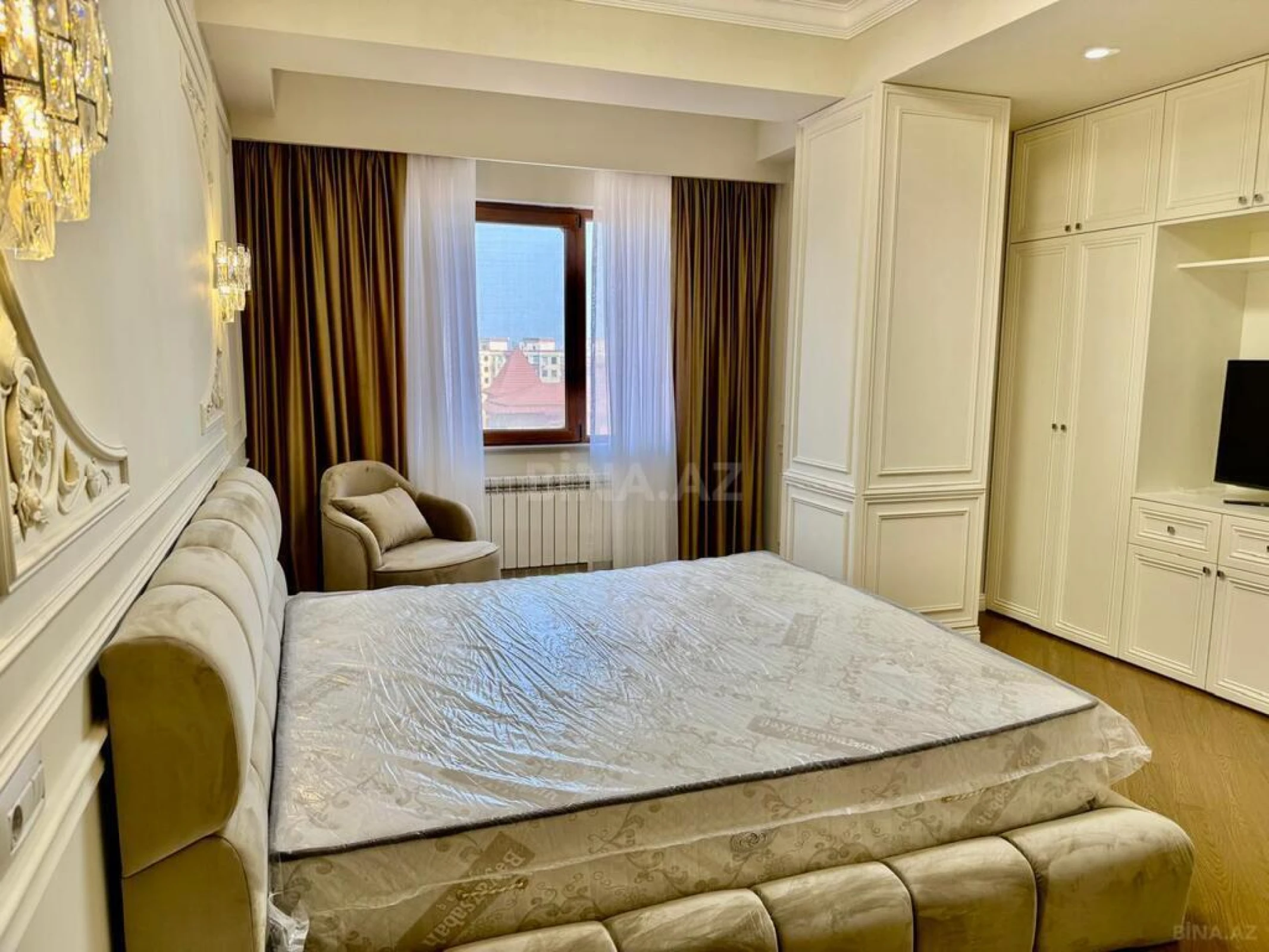 Satılır 4 otaqlı mənzil 205 m²