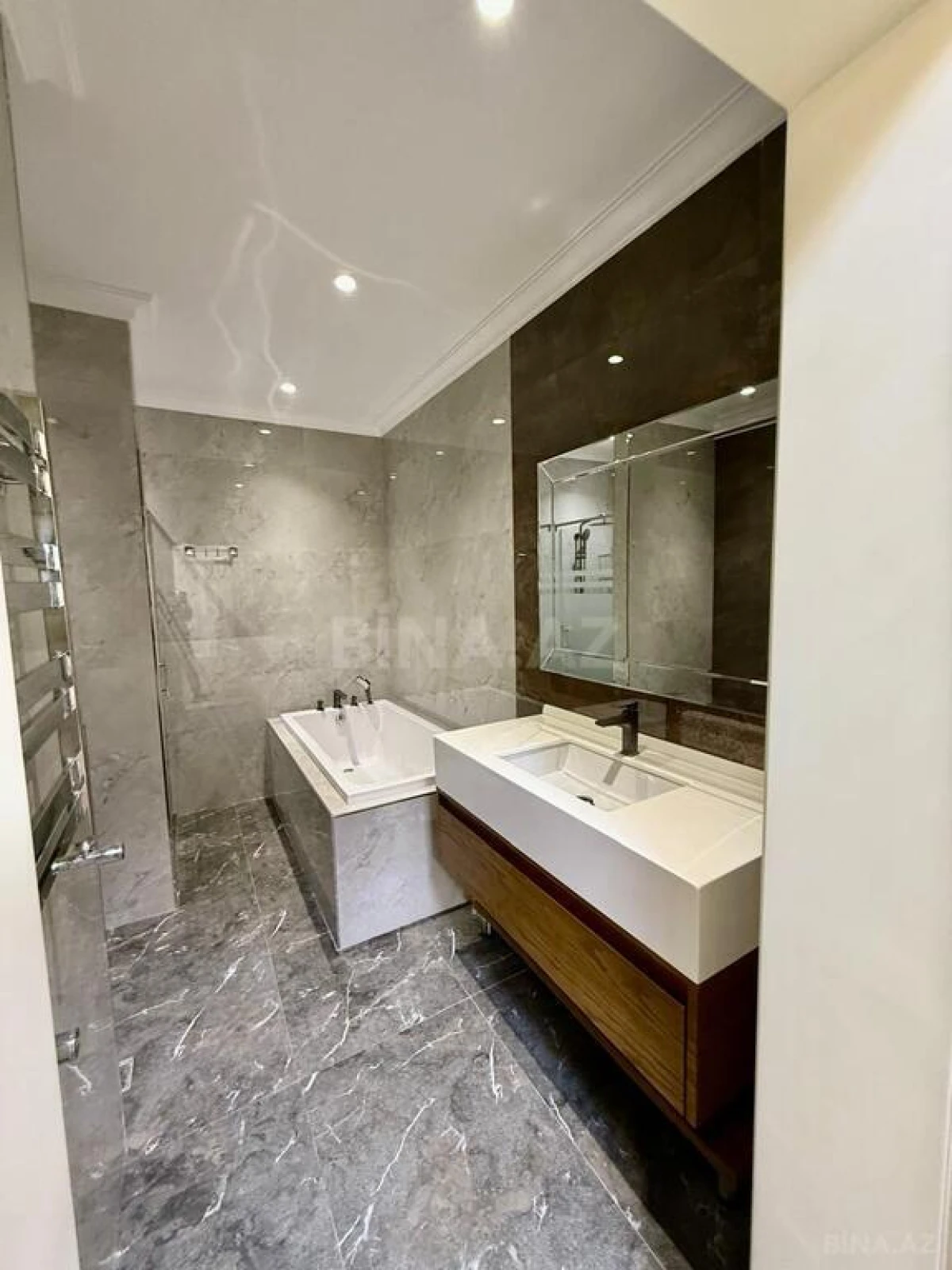 Satılır 4 otaqlı mənzil 205 m²