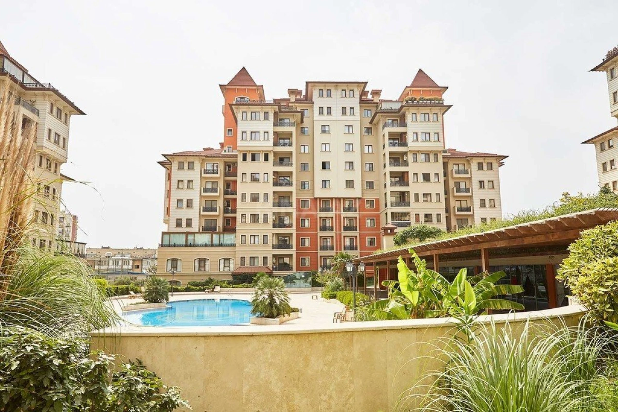 Satılır 4 otaqlı mənzil 205 m²