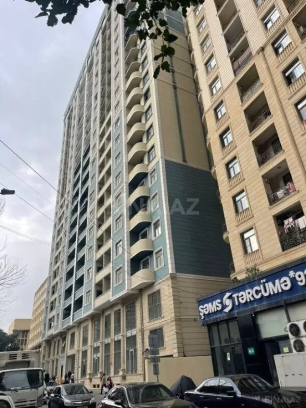 Satılır 4 otaqlı mənzil 174 m²