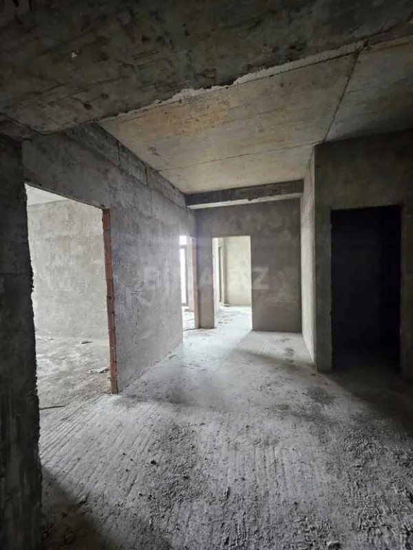 Satılır 4 otaqlı mənzil 174 m²