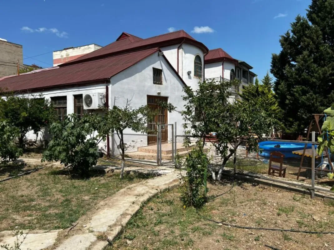 Satılır 6 otaqlı həyət evi 300 m²